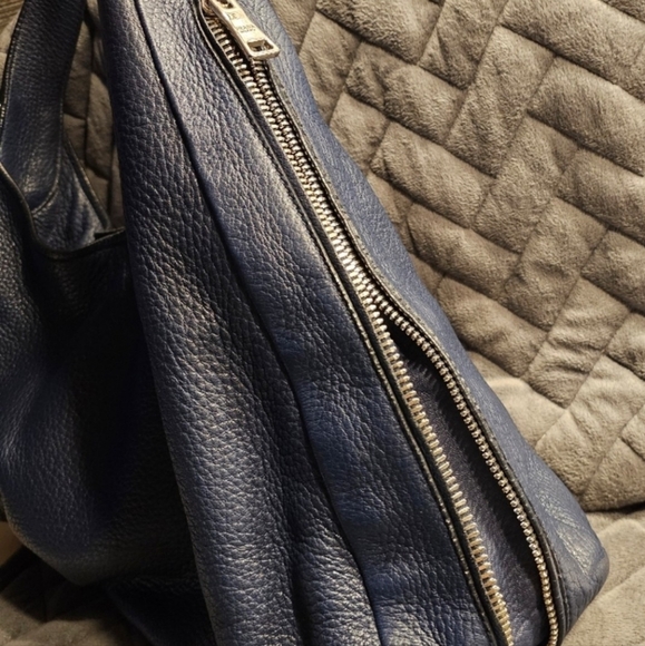 Authenticated Prada Expandable Zip Around Hobo Cervo Leather Navy Blue - Picture 4 of 16